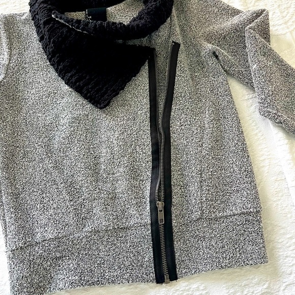 T-SHIRT: Gray long sleeve sweater with black collar and front side zipper SizeXS - Picture 7 of 10